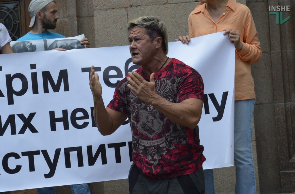 «Они в клетках закрыты и ждут смерти!»: в Николаеве горожане вышли на пикет против эвтаназии бездомных собак 23