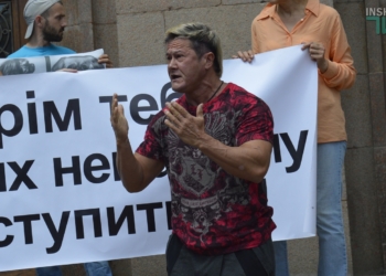 «Они в клетках закрыты и ждут смерти!»: в Николаеве горожане вышли на пикет против эвтаназии бездомных собак