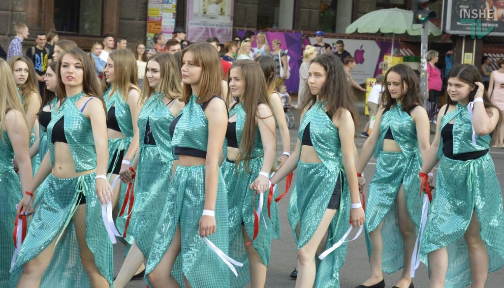 В Николаеве тысячи горожан прошли маршем в честь Дня Европы 9