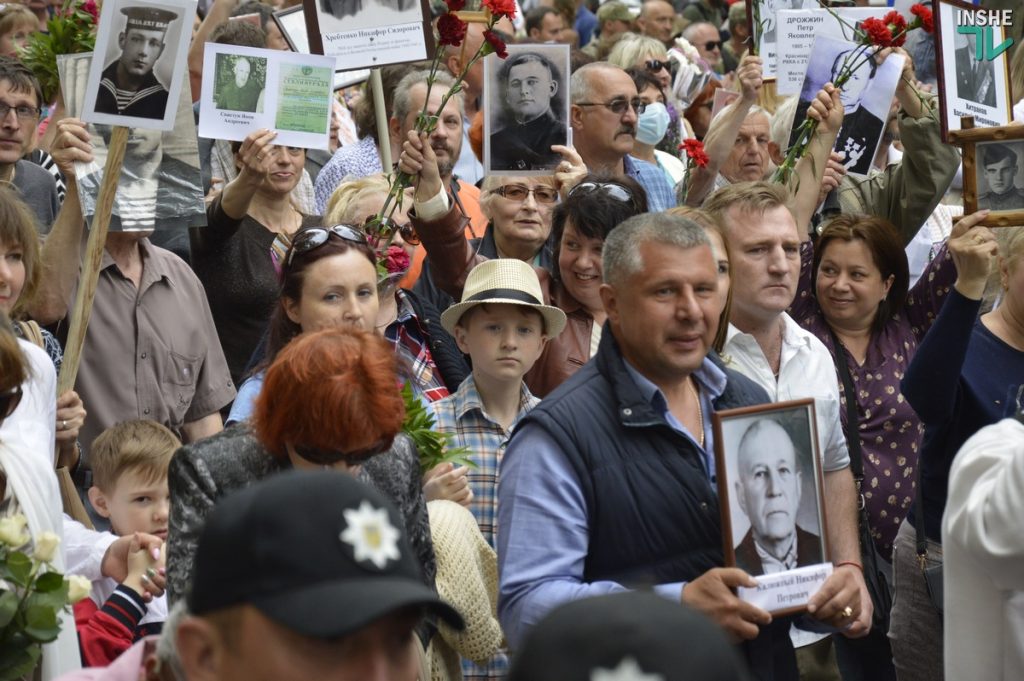 В Николаеве конвой из патриотов и силовиков провел «Бессмертный полк» по улице Соборной 52