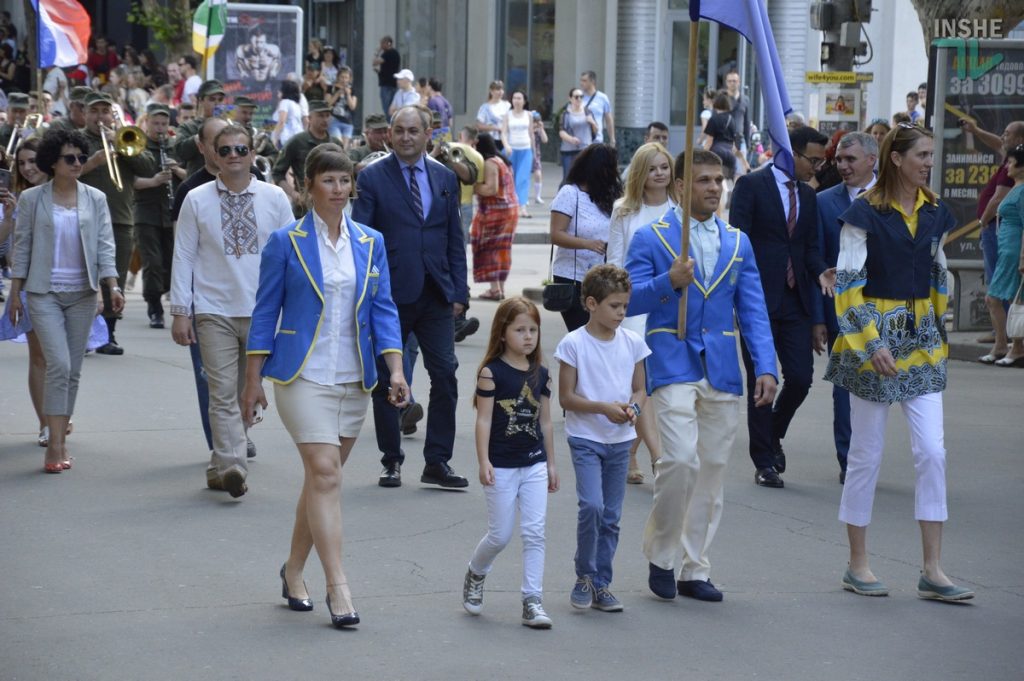 В Николаеве тысячи горожан прошли маршем в честь Дня Европы 11