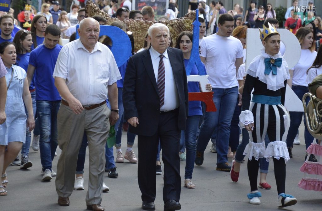 В Николаеве тысячи горожан прошли маршем в честь Дня Европы 15