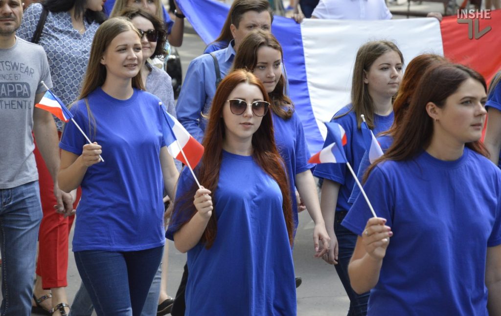 В Николаеве тысячи горожан прошли маршем в честь Дня Европы 17