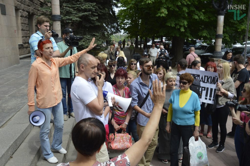 «Они в клетках закрыты и ждут смерти!»: в Николаеве горожане вышли на пикет против эвтаназии бездомных собак 21