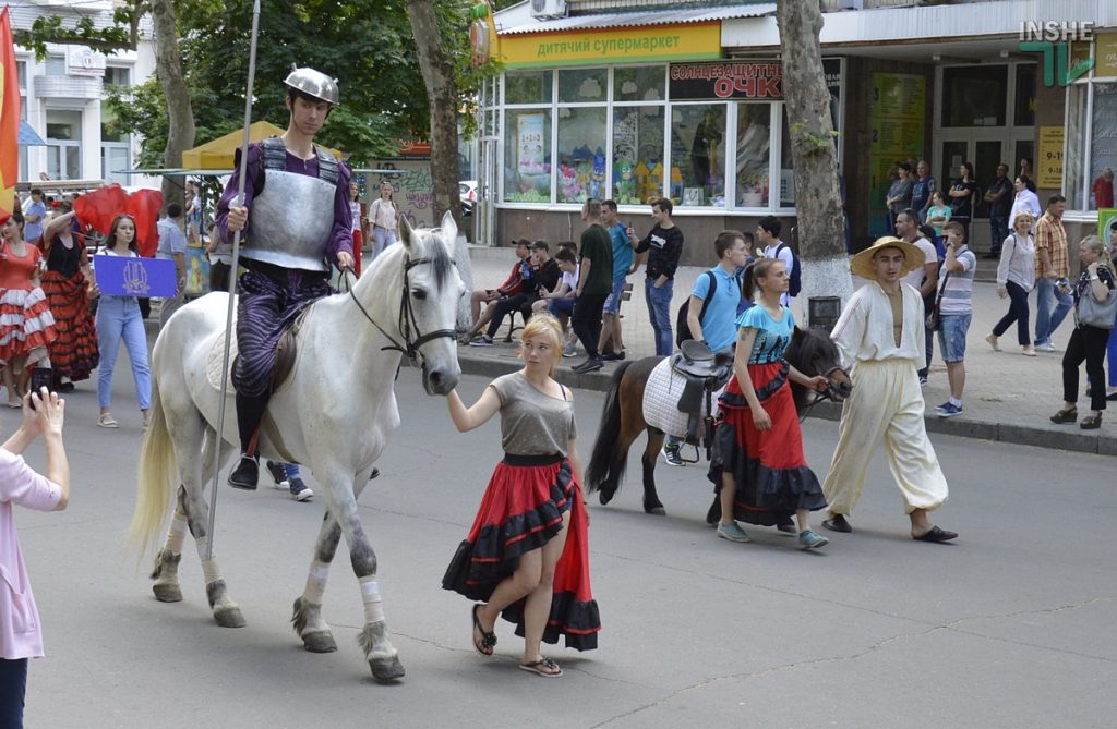 В Николаеве тысячи горожан прошли маршем в честь Дня Европы 19
