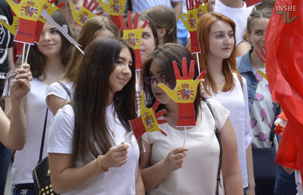 В Николаеве тысячи горожан прошли маршем в честь Дня Европы 21