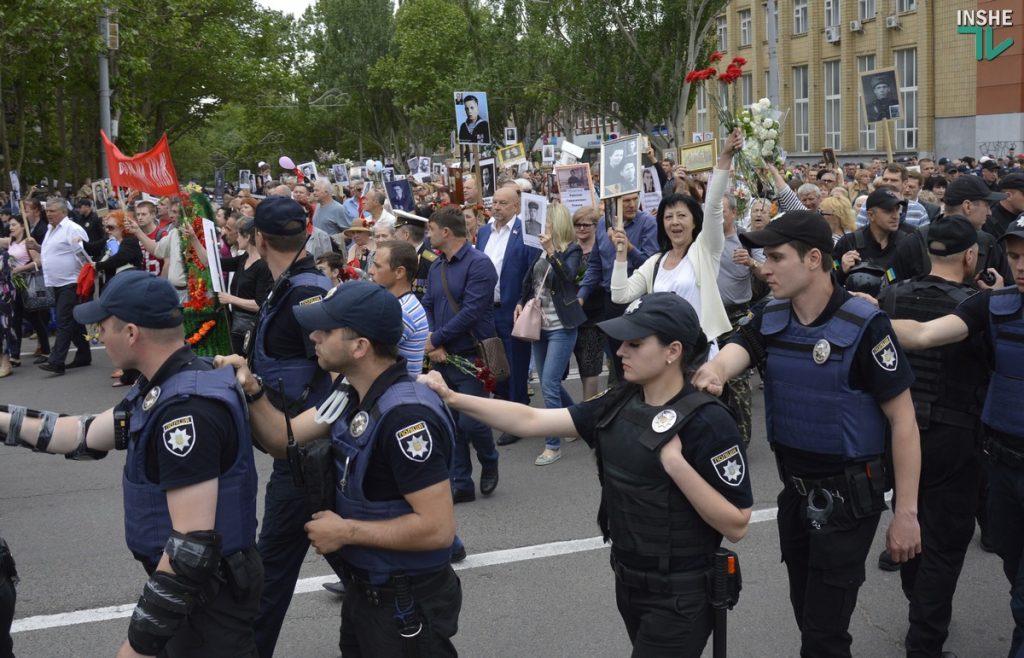 В Николаеве конвой из патриотов и силовиков провел «Бессмертный полк» по улице Соборной 61