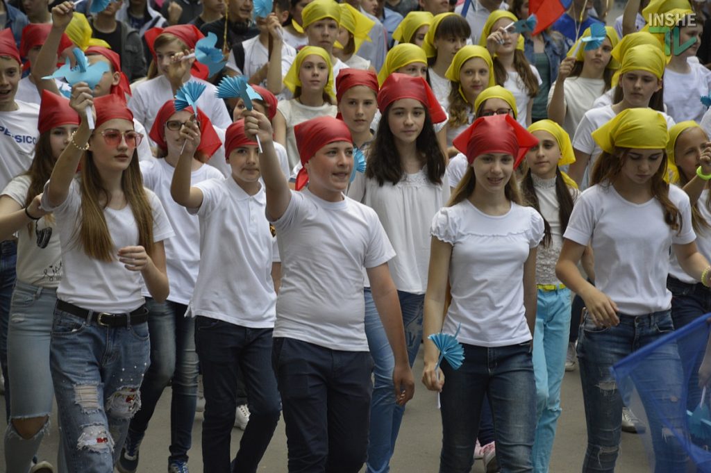 В Николаеве тысячи горожан прошли маршем в честь Дня Европы 23