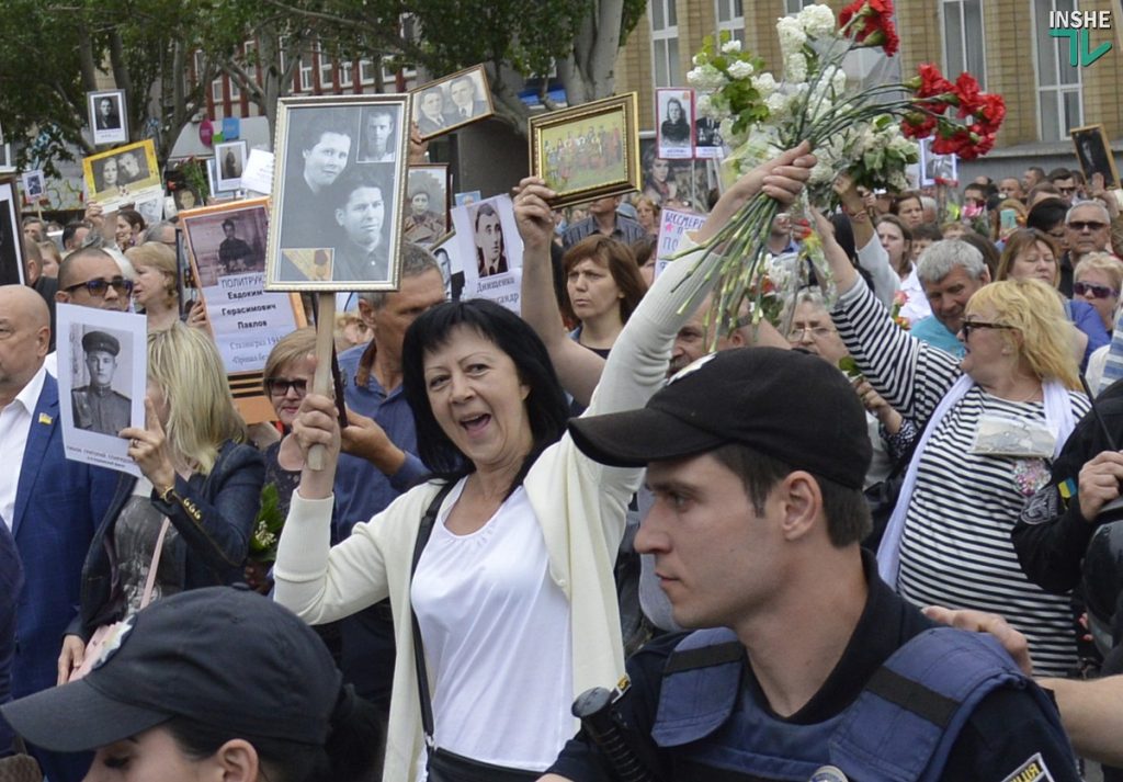 В Николаеве конвой из патриотов и силовиков провел «Бессмертный полк» по улице Соборной 63