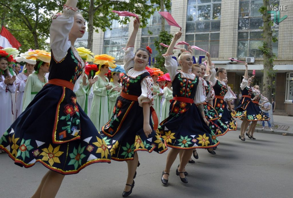 В Николаеве тысячи горожан прошли маршем в честь Дня Европы 31