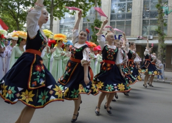 В Николаеве тысячи горожан прошли маршем в честь Дня Европы