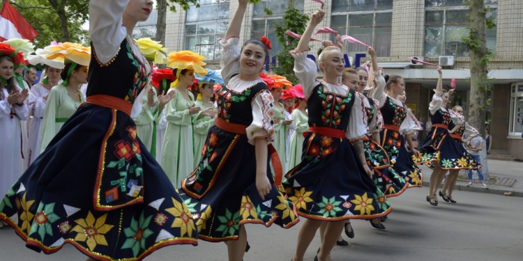 В Николаеве тысячи горожан прошли маршем в честь Дня Европы