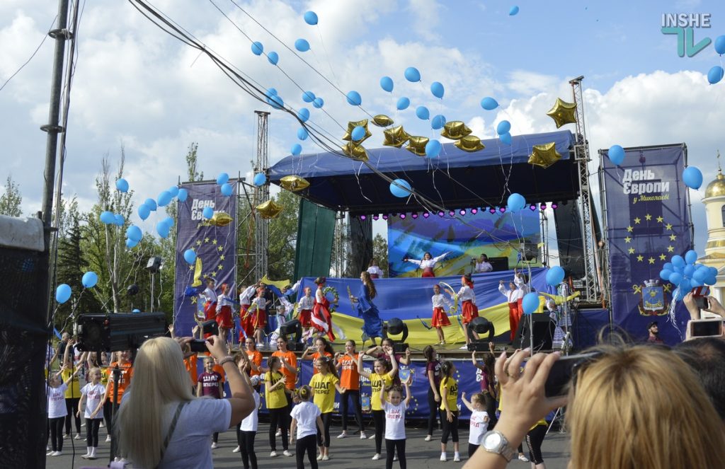 В Николаеве тысячи горожан прошли маршем в честь Дня Европы 33