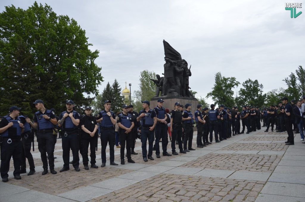 В Николаеве конвой из патриотов и силовиков провел «Бессмертный полк» по улице Соборной 75