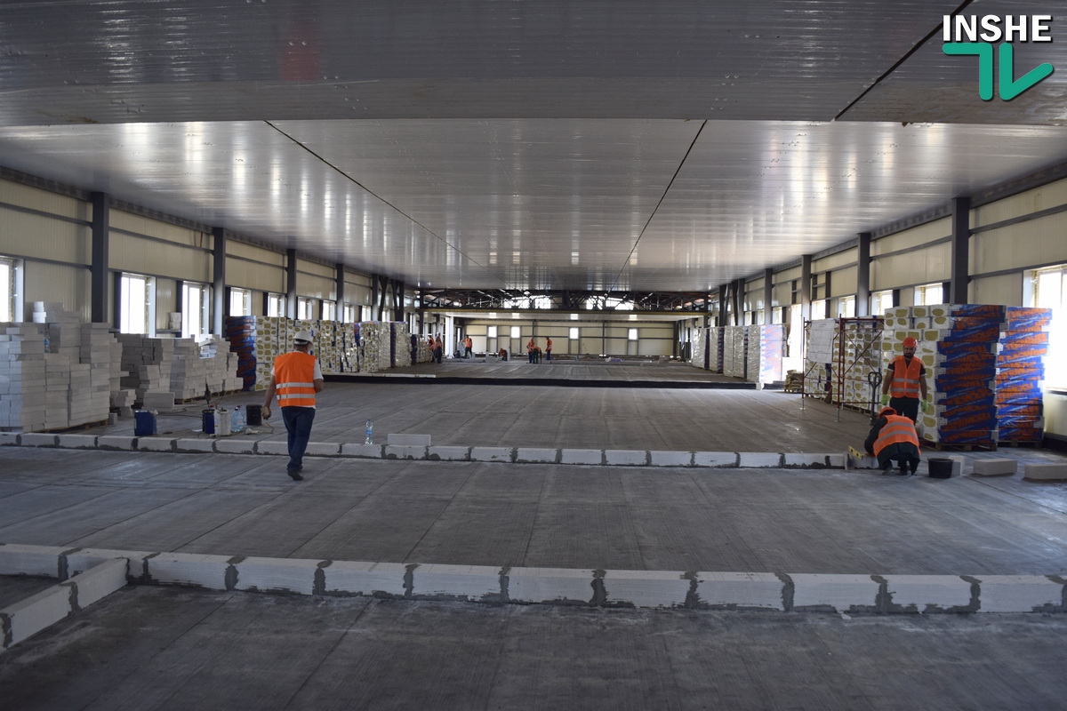 Порошенко потребовал, чтоб казармы на «Широком лане» сдали осенью – подрядчик обещает до конца года