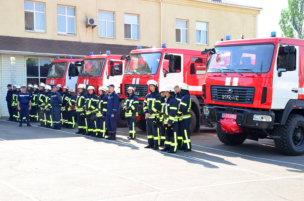 Николаевские спасатели получили в подарок четыре современных пожарных автомобиля 1