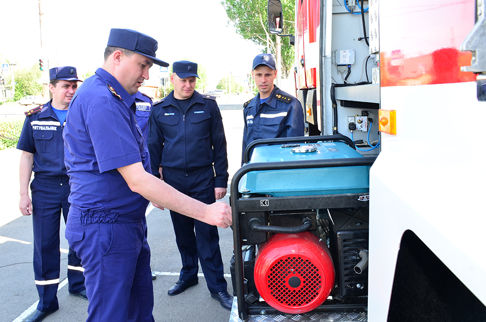Николаевские спасатели получили в подарок четыре современных пожарных автомобиля 5