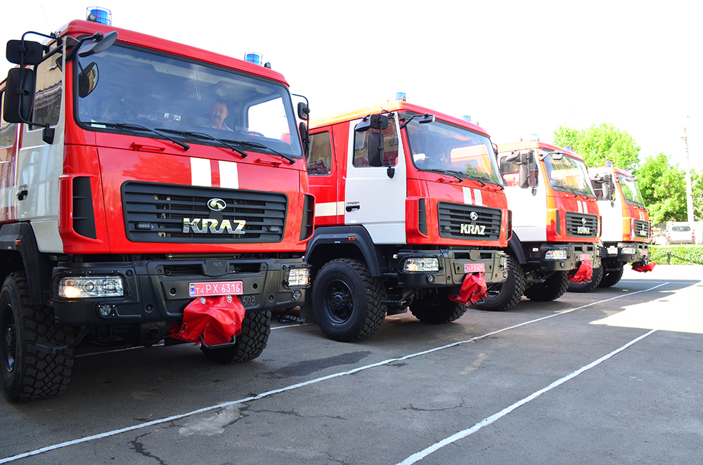 Николаевские спасатели получили в подарок четыре современных пожарных автомобиля 7