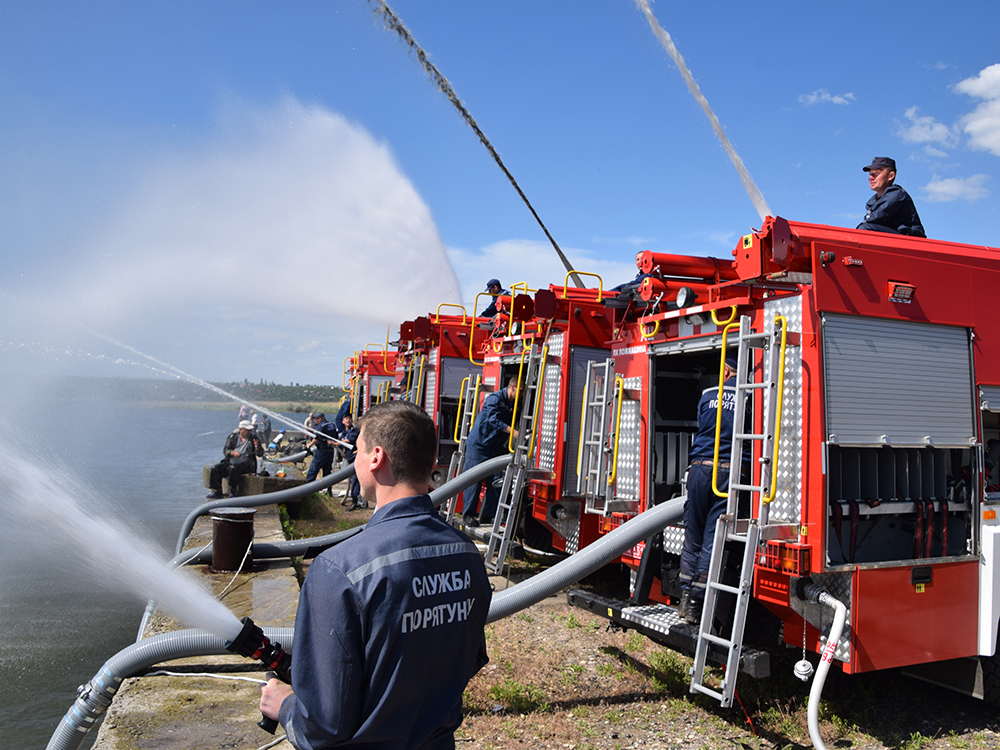 В Николаеве спасатели провели «тест-драйв» новых пожарных автомобилей 5
