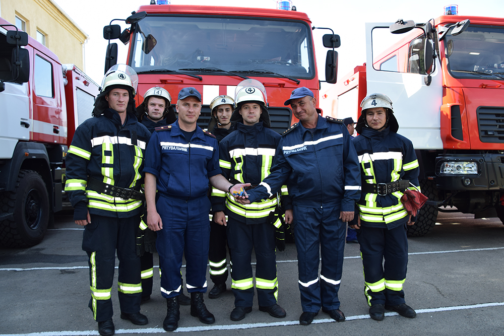Николаевские спасатели получили в подарок четыре современных пожарных автомобиля 11