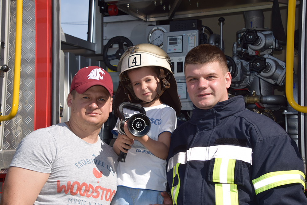 Николаевские спасатели получили в подарок четыре современных пожарных автомобиля 13