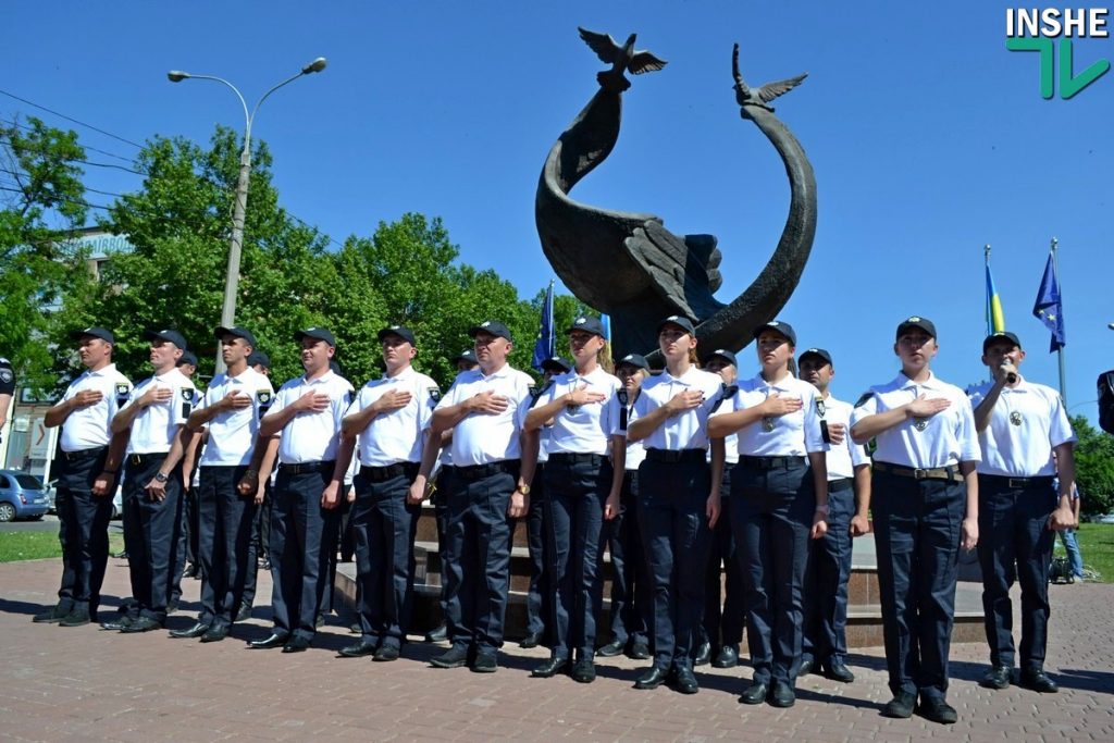 «Мы всему научимся и будем сильными» - в Николаеве 20 молодых полицейских приняли присягу на верность украинскому народу 17