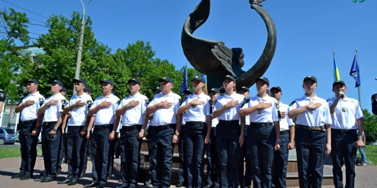 «Мы всему научимся и будем сильными» – в Николаеве 20 молодых полицейских приняли присягу на верность украинскому народу