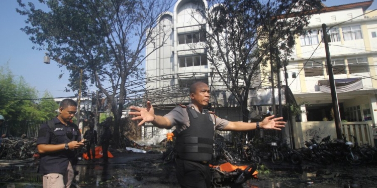 В Индонезии взорвали три церкви: 11 погибших, более 40 раненых. Террористы-смертники – родственники