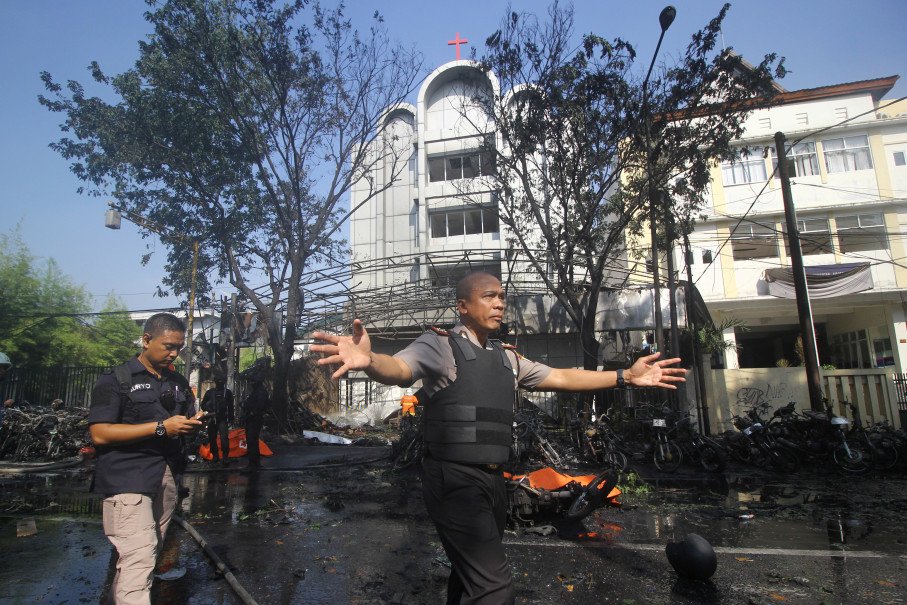 В Индонезии взорвали три церкви: 11 погибших, более 40 раненых. Террористы-смертники - родственники 1