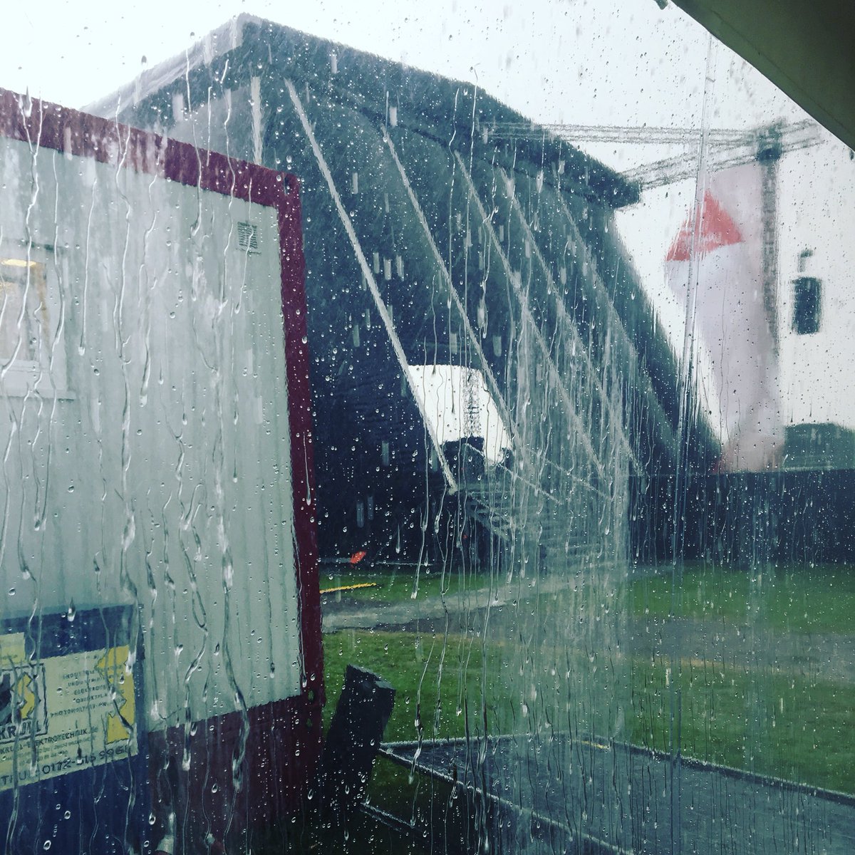 В Германии около пяти тысяч посетителей музыкального фестиваля эвакуировали из-за шторма