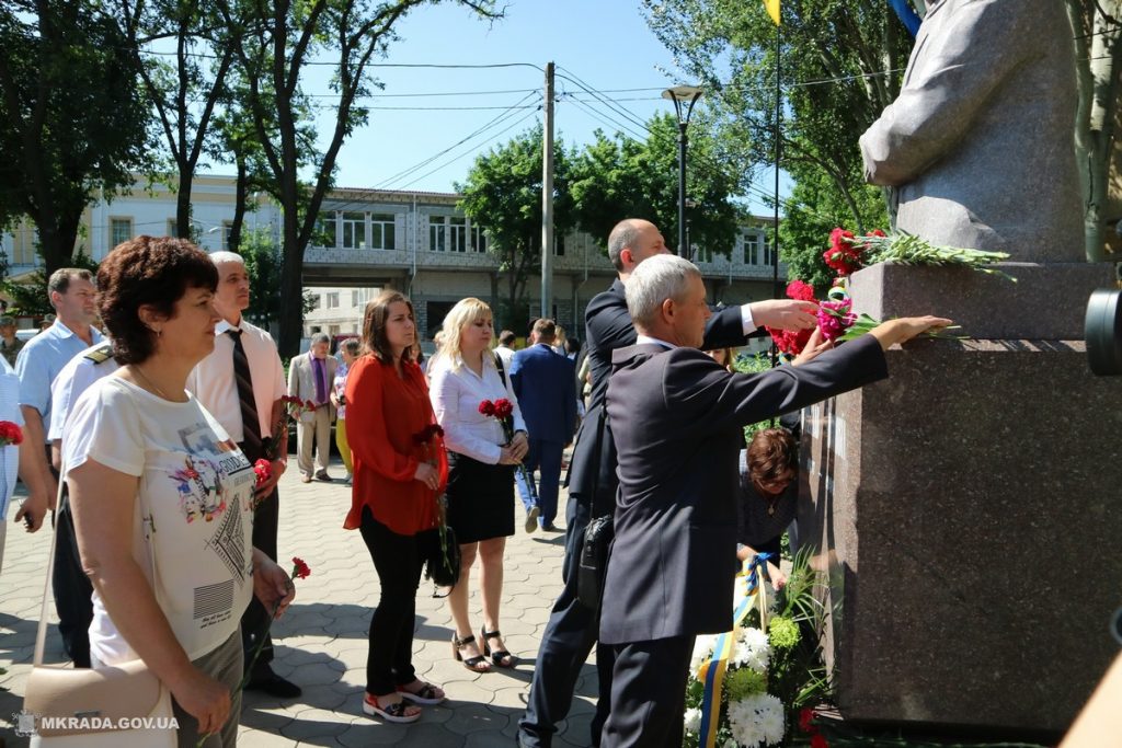 Николаевцы у памятника Вячеславу Чорноволу почтили память жертв политических репрессий 13