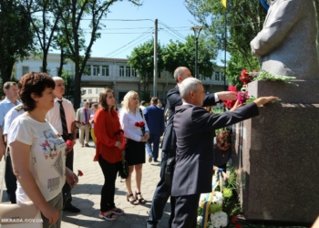 Николаевцы у памятника Вячеславу Чорноволу почтили память жертв политических репрессий