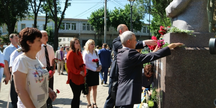 Николаевцы у памятника Вячеславу Чорноволу почтили память жертв политических репрессий