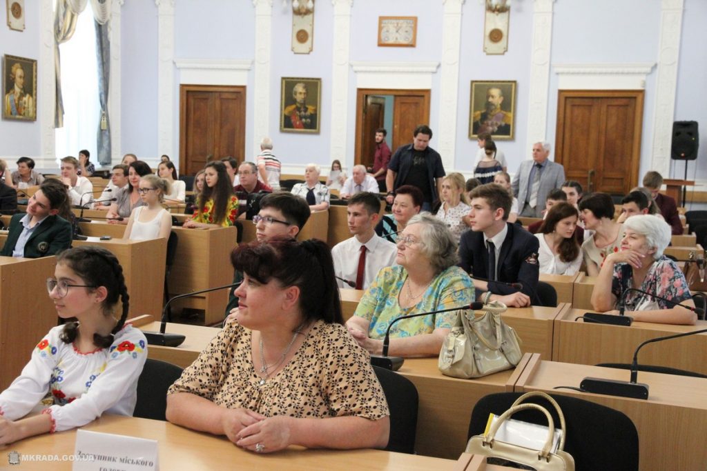 Больше 40 николаевских школьников получили стипендии мэра и городского совета 3