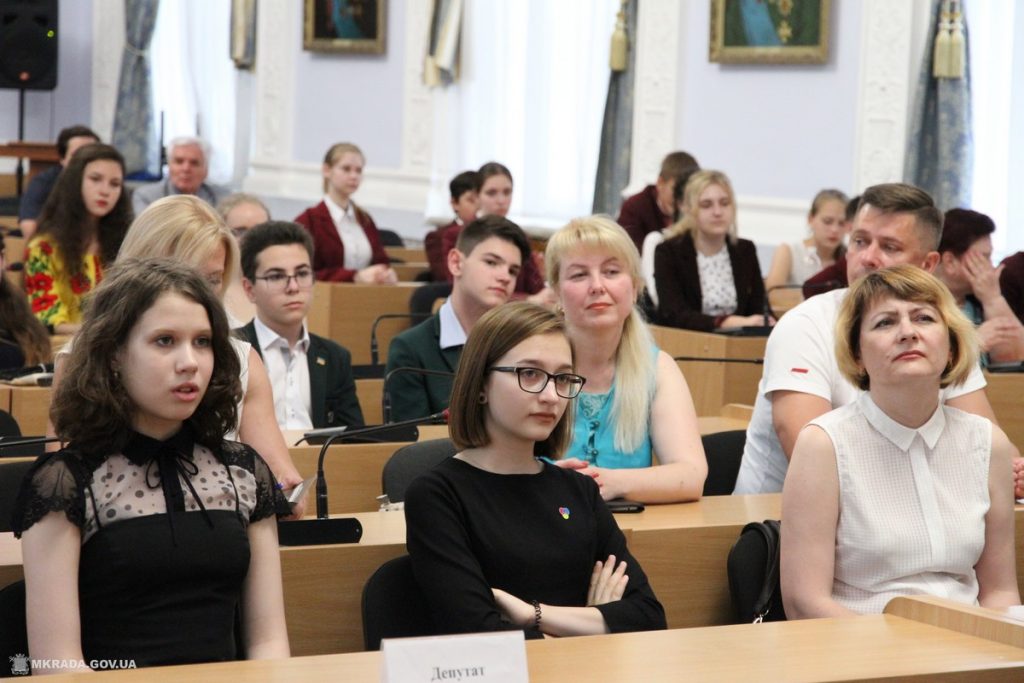 Больше 40 николаевских школьников получили стипендии мэра и городского совета 7