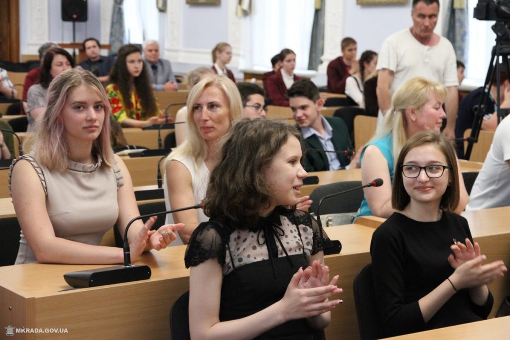 Больше 40 николаевских школьников получили стипендии мэра и городского совета 11