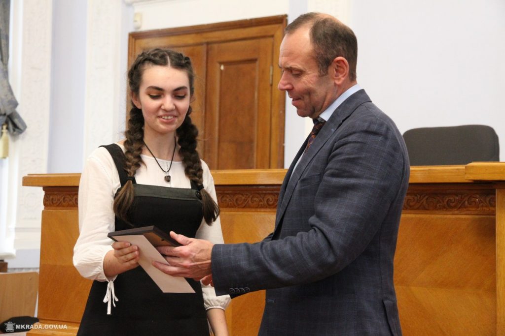 Больше 40 николаевских школьников получили стипендии мэра и городского совета 13
