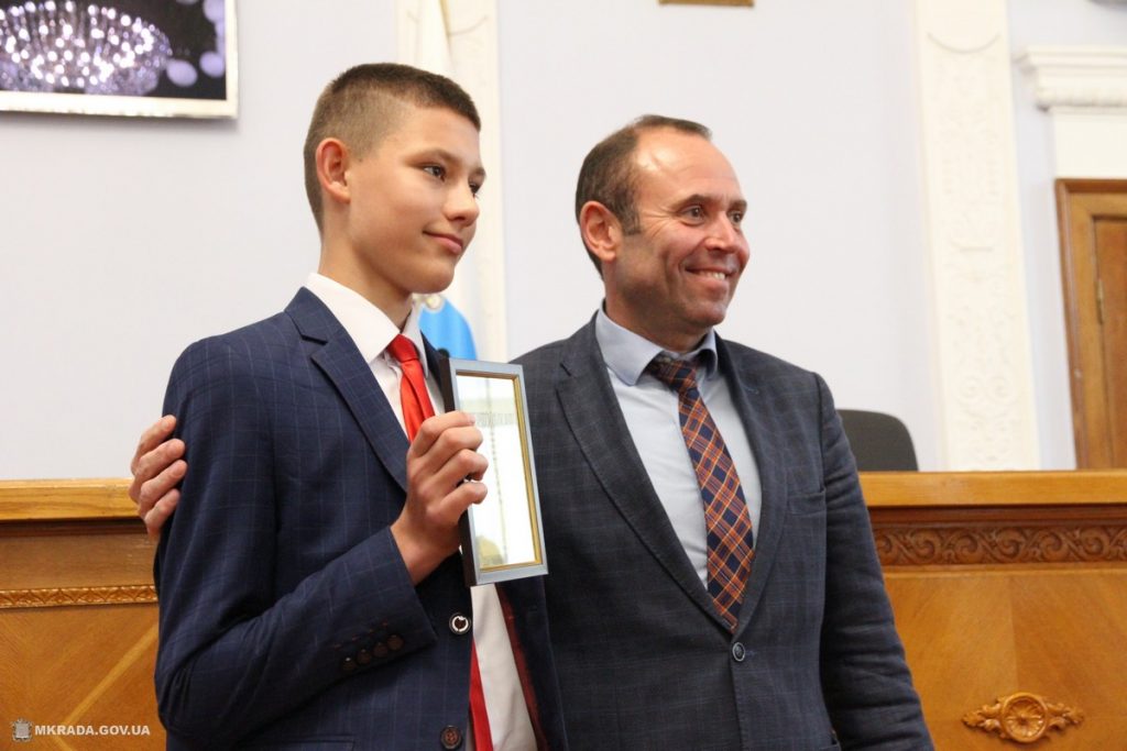 Больше 40 николаевских школьников получили стипендии мэра и городского совета 15