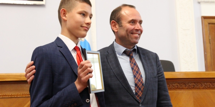 Больше 40 николаевских школьников получили стипендии мэра и городского совета