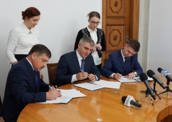 Сенкевич подписал меморандум с миграционной службой: вскоре горожане смогут получать биометрические паспорта в ЦНАПах