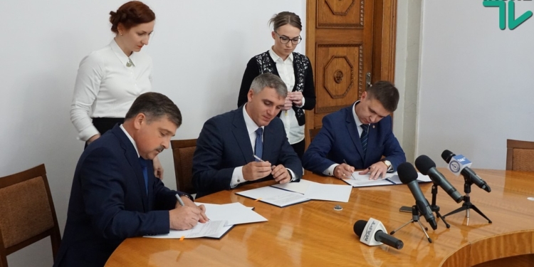 Сенкевич подписал меморандум с миграционной службой: вскоре горожане смогут получать биометрические паспорта в ЦНАПах