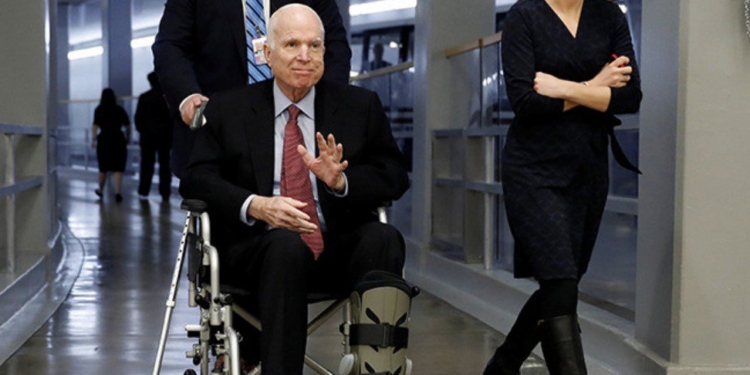 Не приходи со мной попрощаться: Маккейн не хочет видеть на своих похоронах действующего президента США