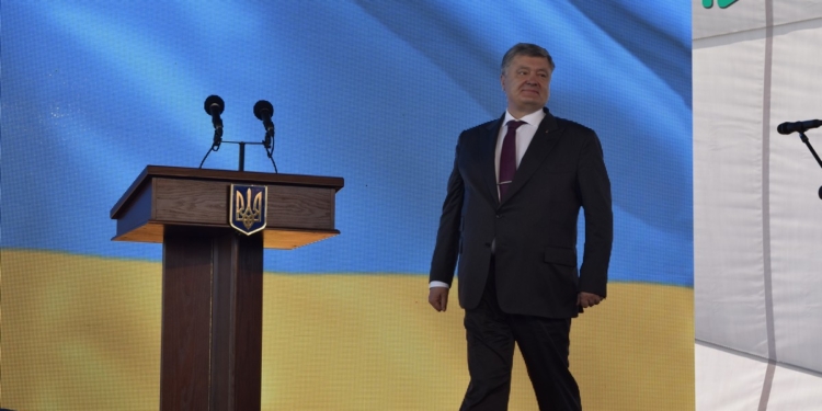 В Николаев приехал Порошенко, свой визит начал с «Нибулона»