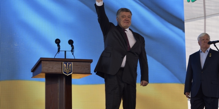 В Николаев приехал Порошенко, свой визит начал с «Нибулона»