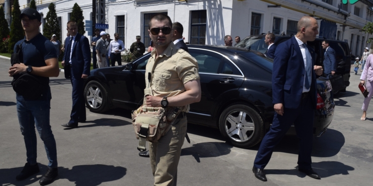 В Николаев приехал Порошенко, свой визит начал с «Нибулона»