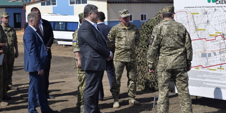 Порошенко прибыл на полигон Широкий лан: готовность нового военного городка – 50%