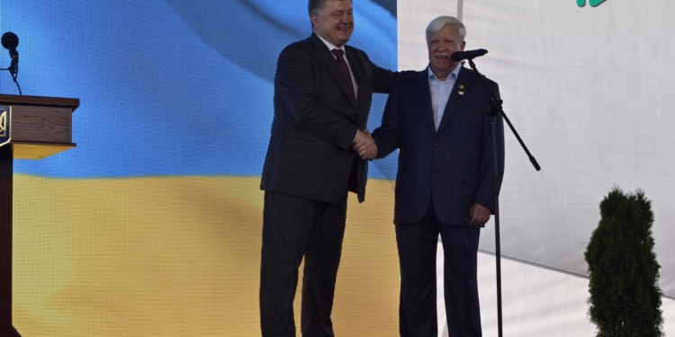 В Николаев приехал Порошенко, свой визит начал с «Нибулона»