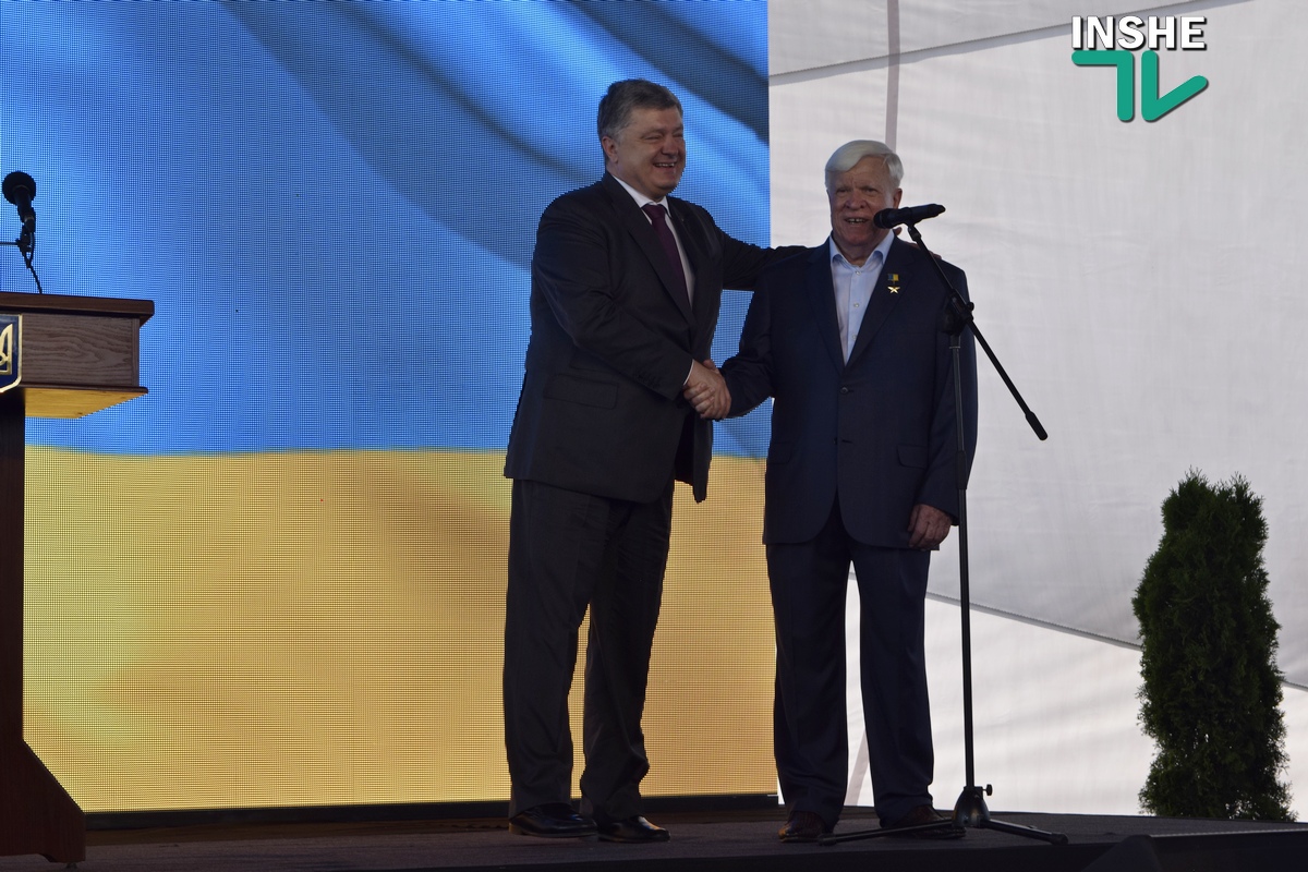 В Николаев приехал Порошенко, свой визит начал с «Нибулона»