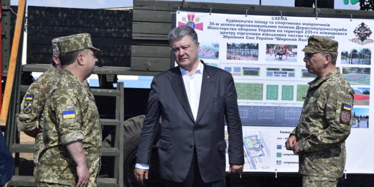 Порошенко прибыл на полигон Широкий лан: готовность нового военного городка – 50%