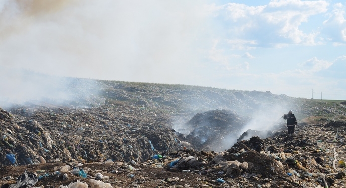 В Николаеве все еще тлеет свалка, возможно повторное возгорание